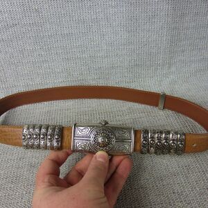Courtenay Belt Womens Medium Brown Genuine Leather Medallion Vintage Western